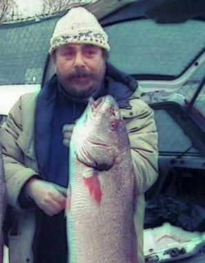 Nicola Ghimenti, noto come Nick, mentre mostra un pesce che ha pescato   