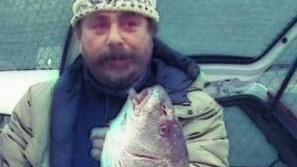 Nicola Ghimenti, noto come Nick, mentre mostra un pesce che ha pescato