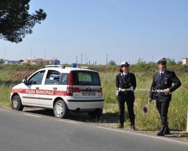 Il comandante Cerrone e, sopra pattuglia dei vigili 