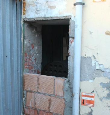 <b>Il film del furto al Divo Demi:</b> lapertura usata dai ladri per accedere al giardino interno, il tendone della pista di pattinaggio tranciato, la porta in ferro forzata e la saracinesca tagliata 
