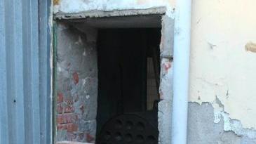 <b>Il film del furto al Divo Demi:</b> l’apertura usata dai ladri per accedere al giardino interno, il tendone della pista di pattinaggio tranciato, la porta in ferro forzata e la saracinesca tagliata