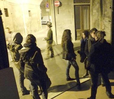 A fianco alcuni studenti di Occupy Pisa in via la Pergola allingresso del palazzo occupato. A destra uno striscione degli studenti   