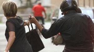 Donna scippata in via Azzati, è il decimo in pochi giorni