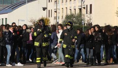 Evacuato liceo Rodari: l'allarme antincendio è scattato per errore