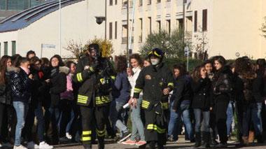 Evacuato liceo Rodari: l'allarme antincendio è scattato per errore