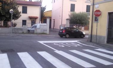Strisce pedonali vicine allo stop
