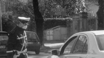 Un agente della polizia municipale con indosso la mascherina antismog mentre controlla le auto in transito