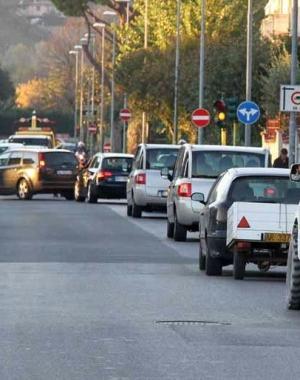 Il traffico in via Brigate Partigiane Aurelia interrotta: lavori al ponte 
