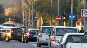 Il traffico in via Brigate Partigiane Aurelia interrotta: lavori al ponte