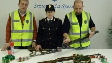 In cucina teneva tre fucili, cartucce e munizioni