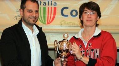 Claudia Cintolesi, presidente della Pfv, società di basket femminile, ritira il premio