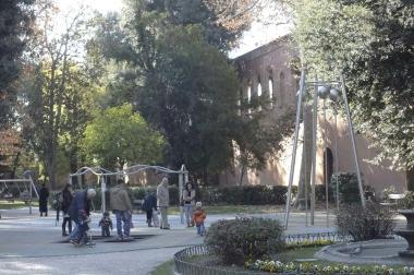 Bambini e genitori al giardino Scotto    