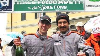 Colombini (a destra) in trionfo con Andrea Cecchi al Rally degli Abeti