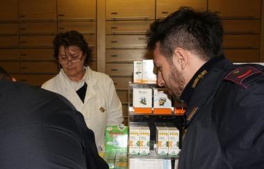 La polizia all’interno della farmacia della Pietà