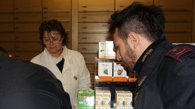 La polizia all’interno della farmacia della Pietà