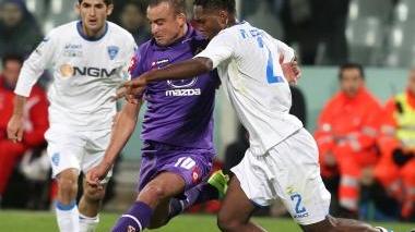 Il difensore azzurro Ricardo Chara mentre contrasta un’iniziativa del viola Santiago “El Tanque” Silva