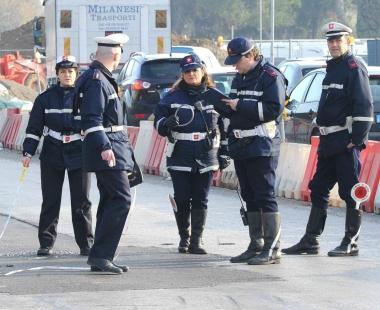 Una pattuglia di vigili urbani (archivio) 