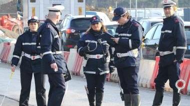 Una pattuglia di vigili urbani (archivio)