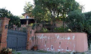 La villa Rossi-Cenderelli ad Ortonovo dove &egrave; avvenuta la tentata rapina 