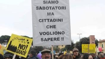 Un corteo di protesta contro l’impianto della Waste