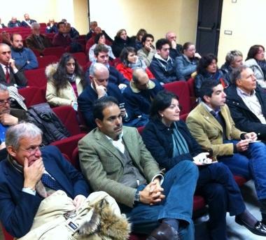 Un momento dellincontro pubblico con i pendolari Accanto una recente protesta a Castelnuovo 