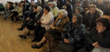 <b>ASSEMBLEA.</b> Decine di sfollati mentre il sindaco comunica che le case popolari verranno demolite  