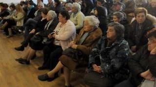 <b>ASSEMBLEA.</b> Decine di sfollati mentre il sindaco comunica che le case popolari verranno demolite
