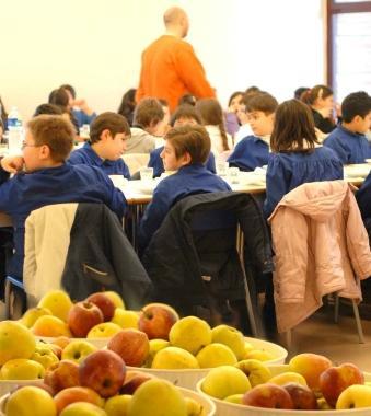 A sinistra, Giovannetti. Sopra, una mensa scolastica 
