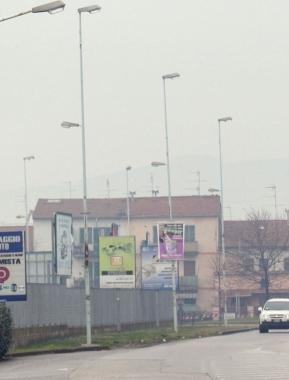 Cartelli pubblicitari in via Montalese   