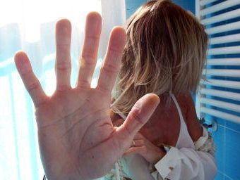 Violentata a bordo, ma non si &egrave; arresa e ha sporto denuncia 