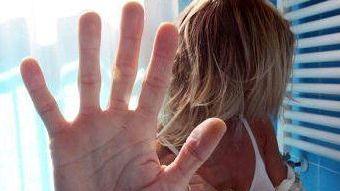 Violentata a bordo, ma non si è arresa e ha sporto denuncia