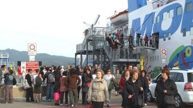 Roberto Peria e passeggeri mentre sbarcano dal traghetto