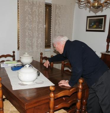 Romano Gori indica il punto del tavolo dove si trovava la scatola con il denaro 