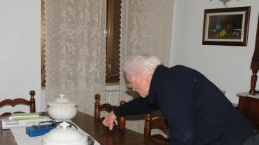 Romano Gori indica il punto del tavolo dove si trovava la scatola con il denaro