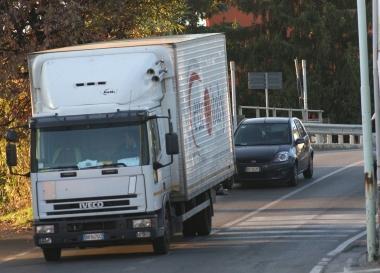Il traffico in via dei Trebbi A Galciana i residenti sono esasperati   
