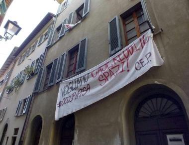 Uno striscione appeso alledificio occupato 