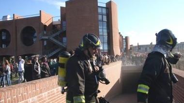 I vigili del fuoco escono dall’archivio, nelle altre foto, i ragazzi fuori dalla scuola