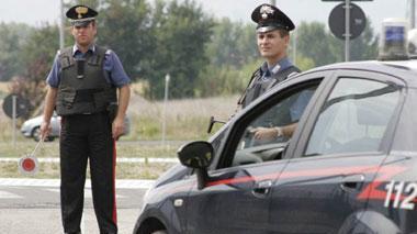 Guida sotto l'effetto della droga e sperona l'auto dei carabinieri