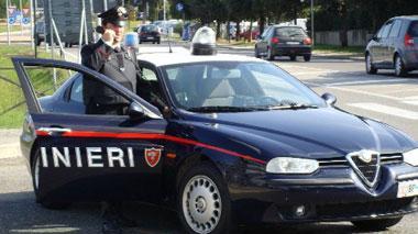 Va a riprendere il portafogli ma guida senza patente e viene arrestato