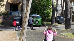 "I bambini rivogliono la loro altalena! Non si puo darla vinta ai vandali"