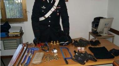 Gli arnesi sequestrati dai carabinieri