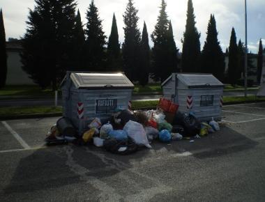 Cassonetti colmi in strada 