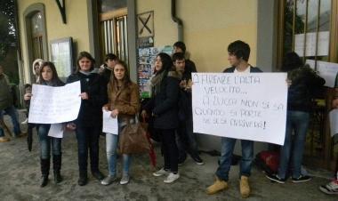 La protesta dei pendolari a sinistra e sopra lassessore regionale Ceccobao 