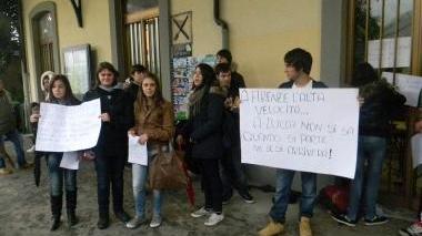 La protesta dei pendolari a sinistra e sopra l’assessore regionale Ceccobao