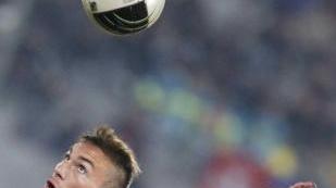 Un duello aereo fra Perez e Fiale nel primo tempo del derby all’Arena