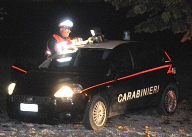 Pattuglia dei carabinieri impegnata in un controllo         
